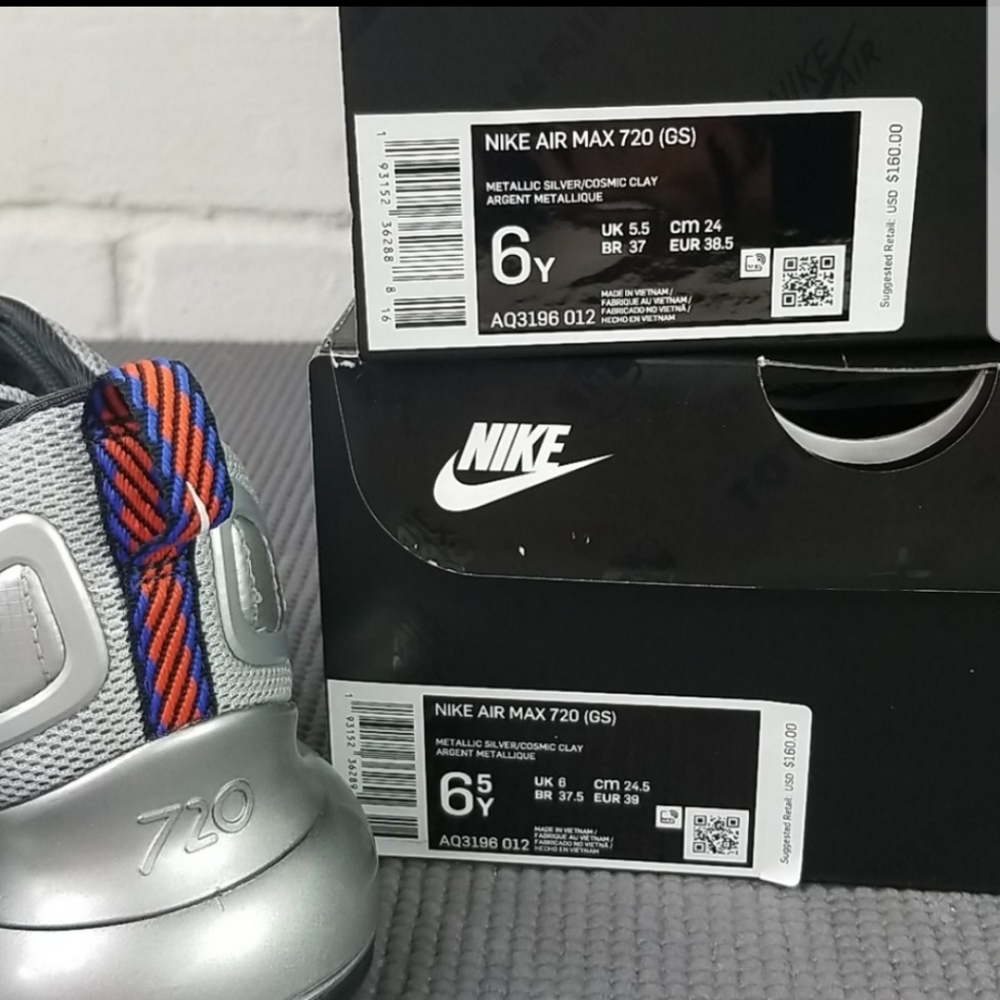 Nike Air Max 720 (GS) Athletic Shoe Silver - Picture 9 of 10